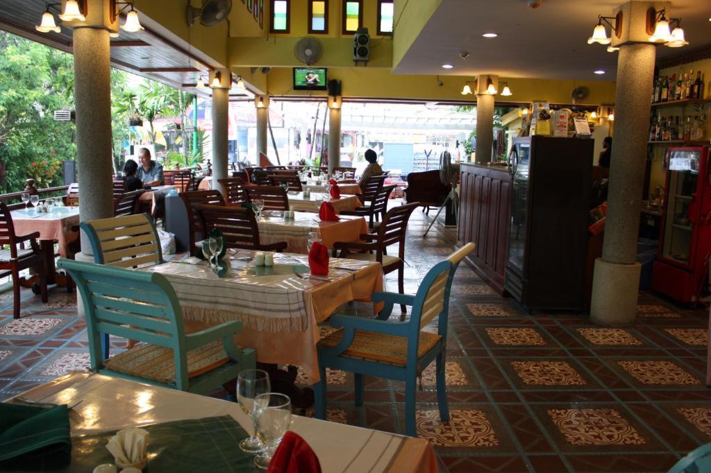 Andatel Grande Patong Phuket Ресторан фото